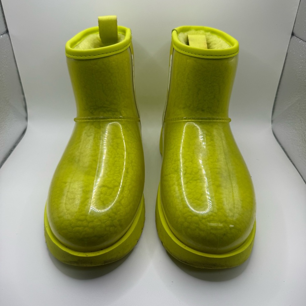 UGG Women's Classic Clear Mini Ankle Boot 
Size 6